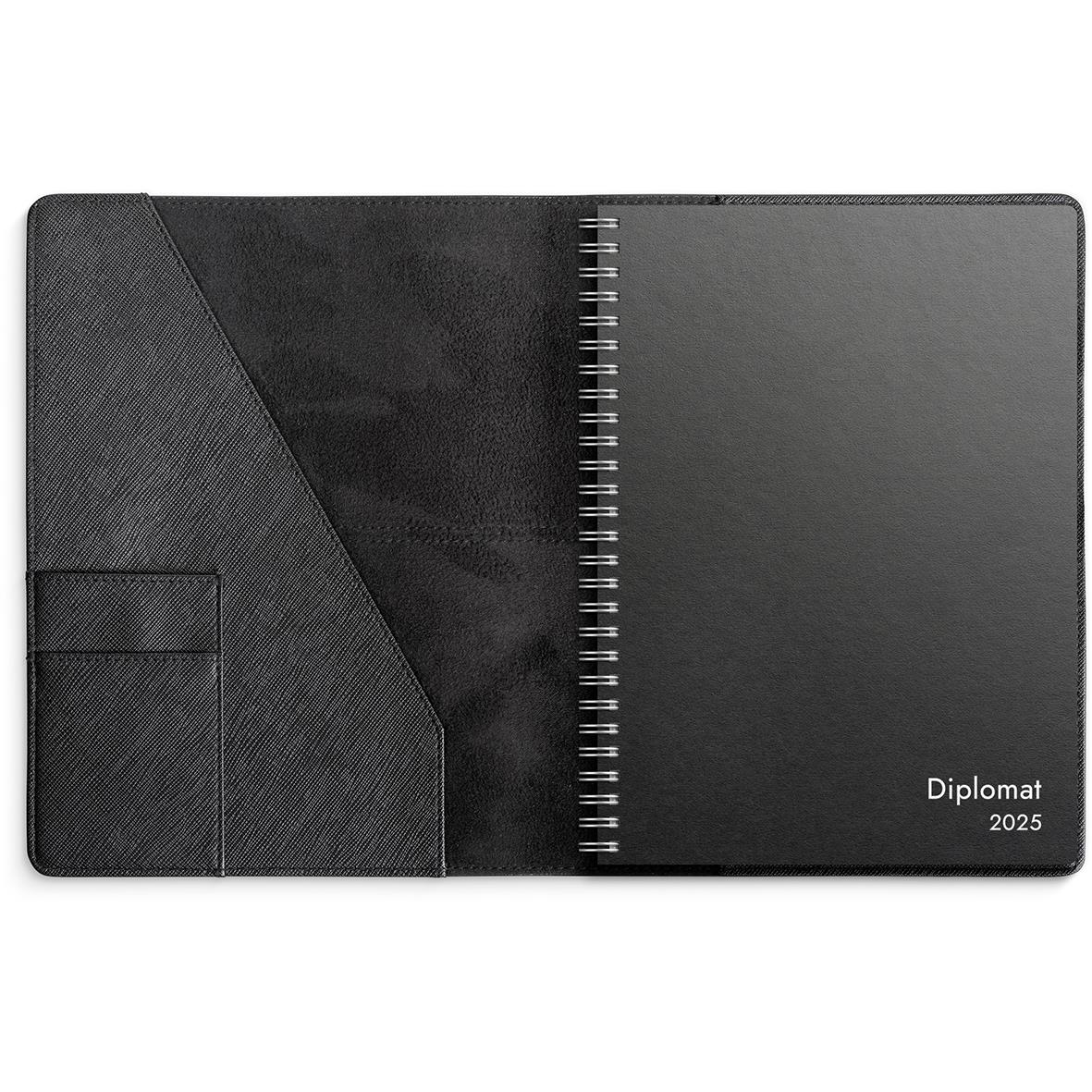 Svart diplomatalmanacka Burde 1182 i konstläder för 2026, A5, öppen