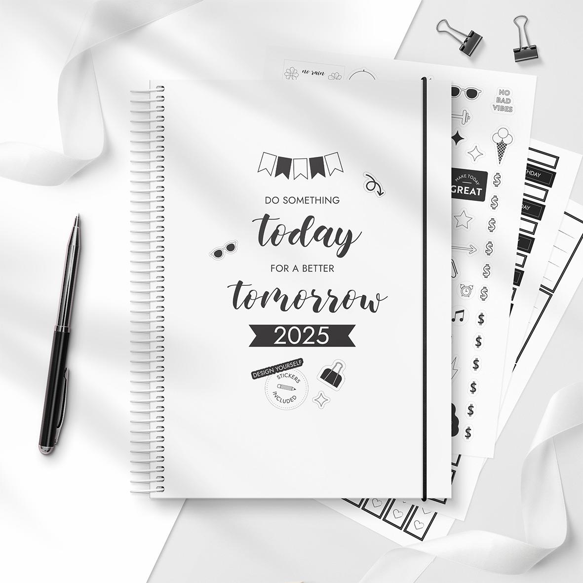 Väggalmanacka Burde 1280 Doodle 2026 i B5-format med inspirerande citat och illustrationer, omgiven av skrivmaterial och papper