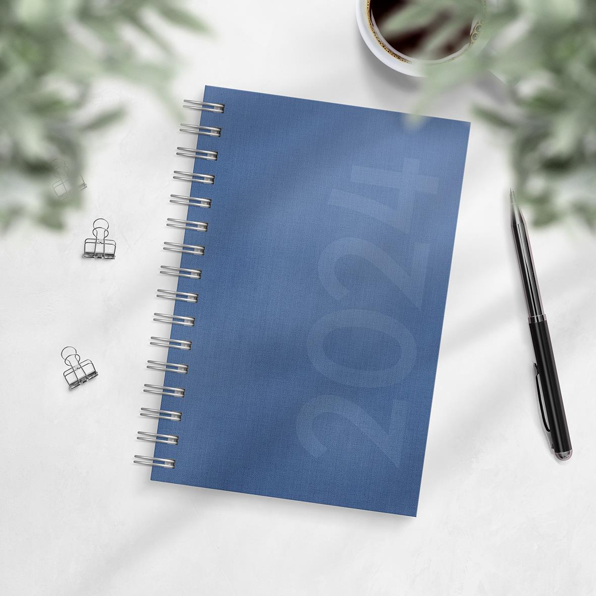 Blå Almanacka Burde 5642 Dagbok i tyg med spiralbindning och 2026 på omslaget