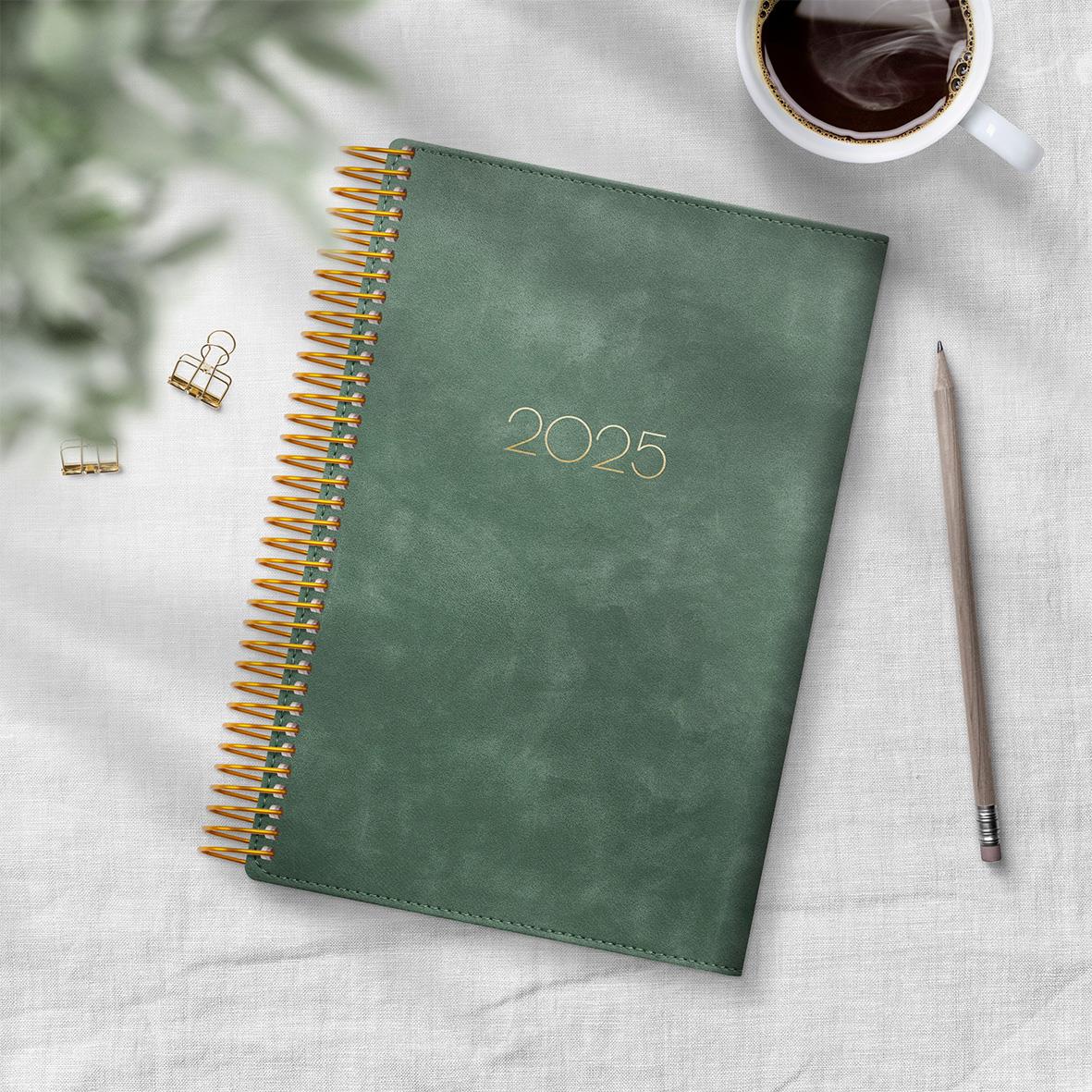 Brun 2025 årsdagbok med spiralbindning och gulddetaljer, mått 135x205mm