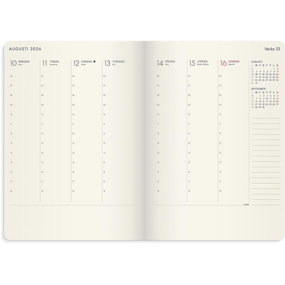 Öppnad almanacka för augusti 2026 med veckodagar och datum, brun omslag, sida för veckoplanering och kalender