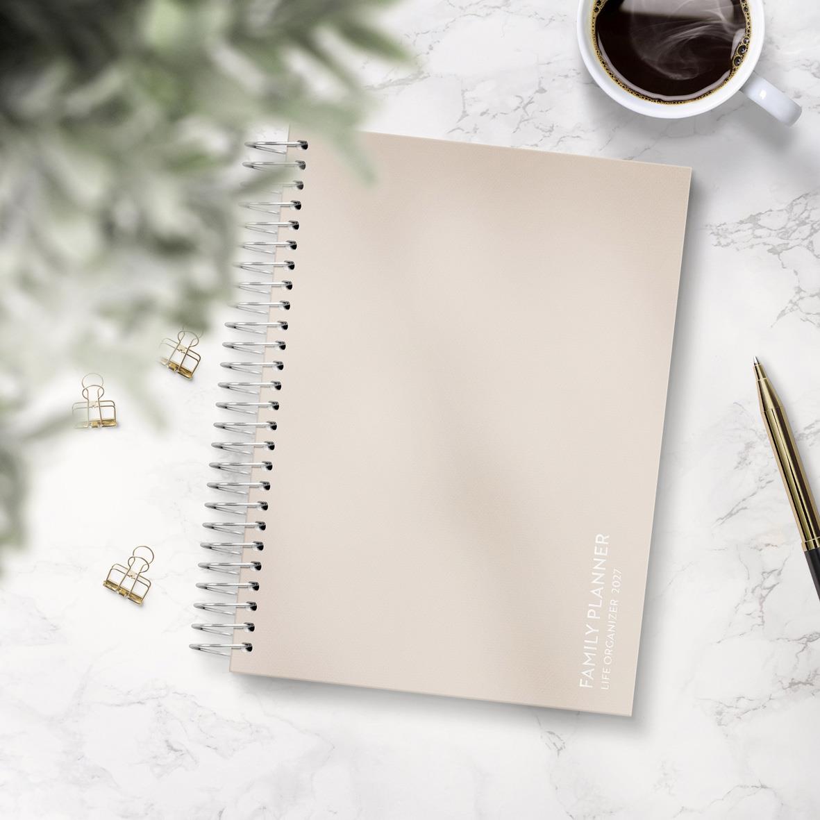 Öppen familjeplanerare och kalender för 2026 i A5-format med veckovisa vyer och plats för anteckningar