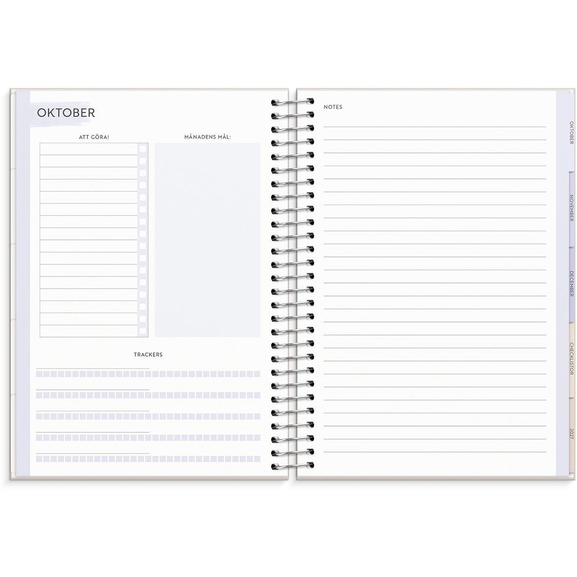 Öppnad familjealmanacka för 2026 i A5-format med veckoplanering och utrymme för anteckningar