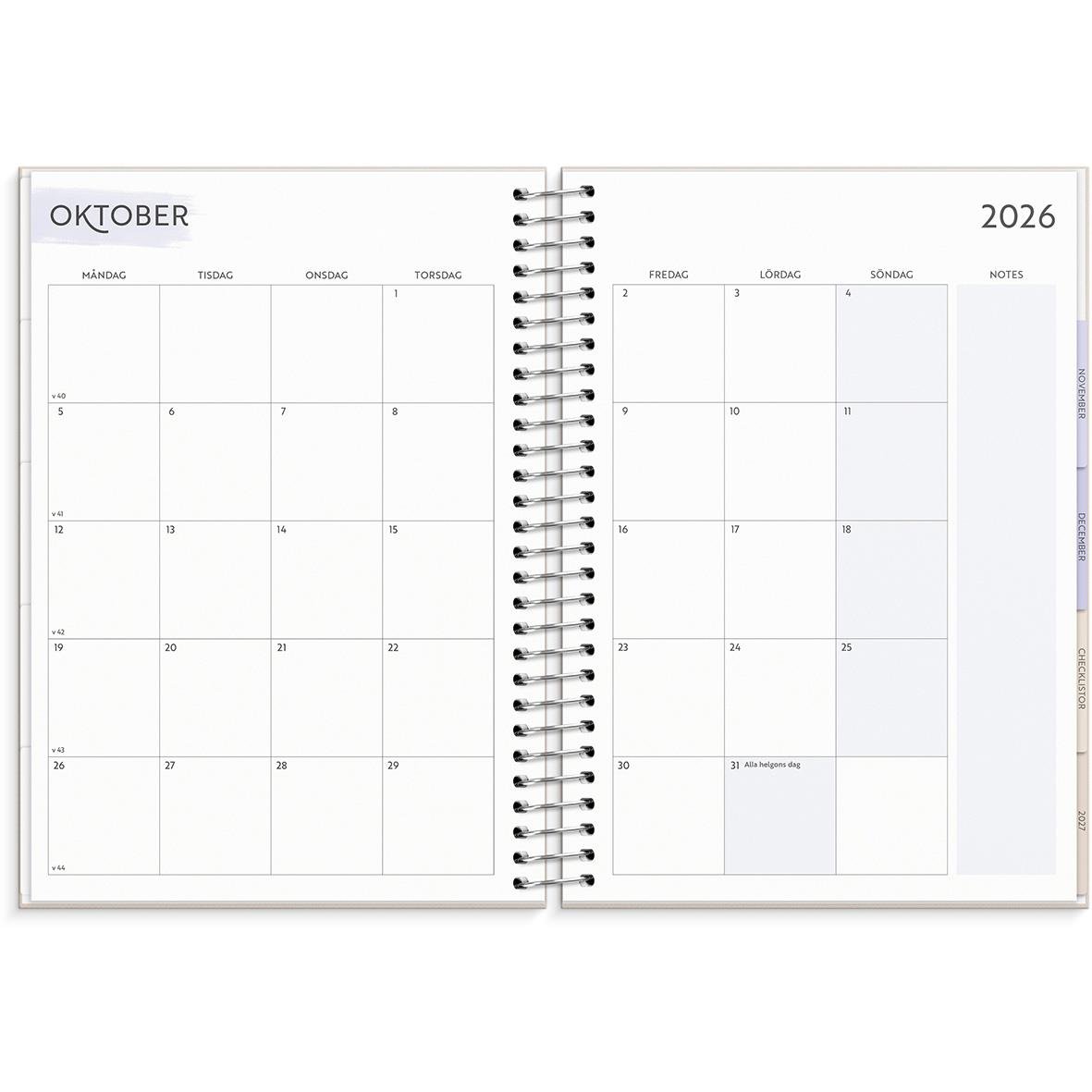 Öppnad familjealmanacka för 2026 med månadsöversikt för oktober i A5-format