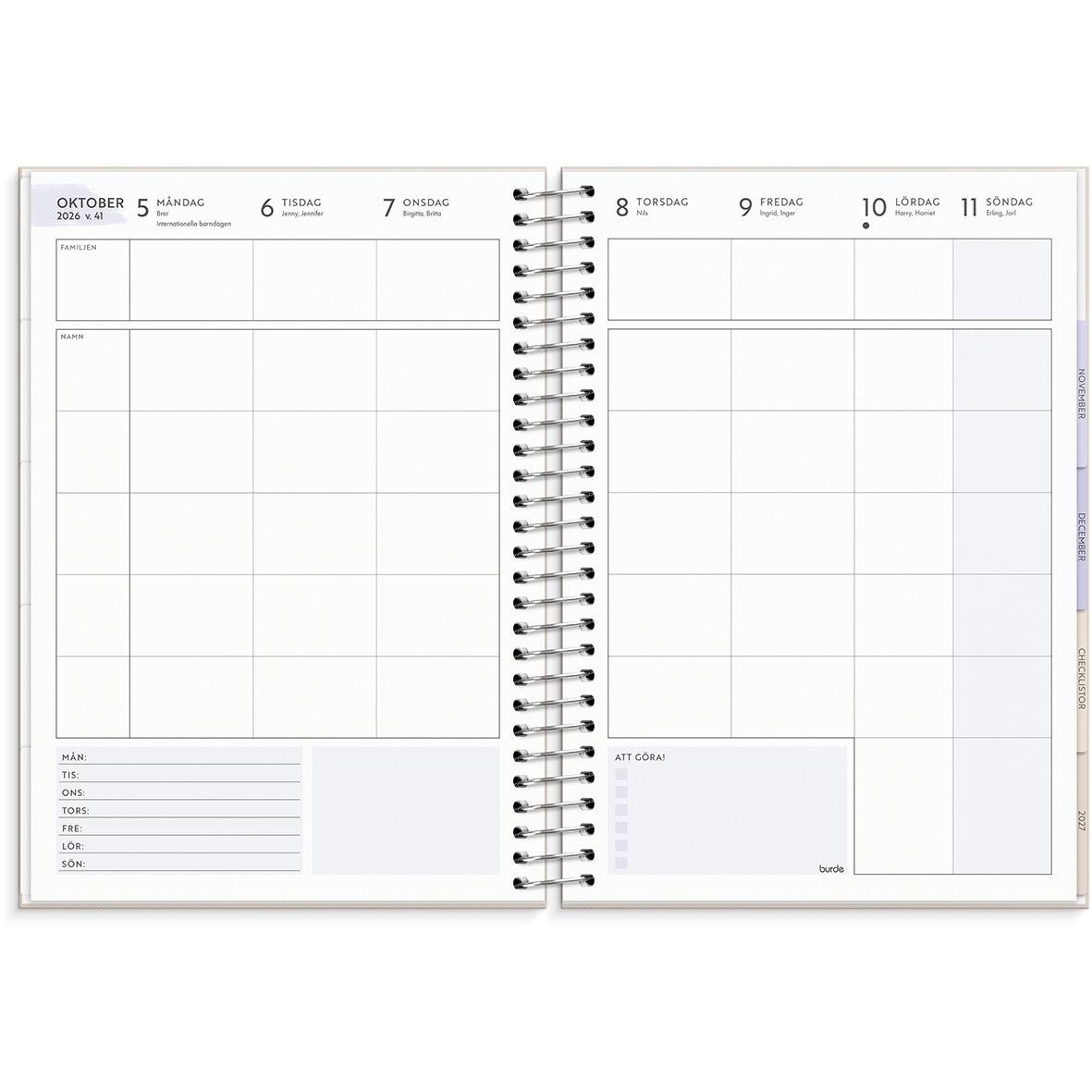 Öppen familjealmanacka för 2026 med veckoplanering i A5-format