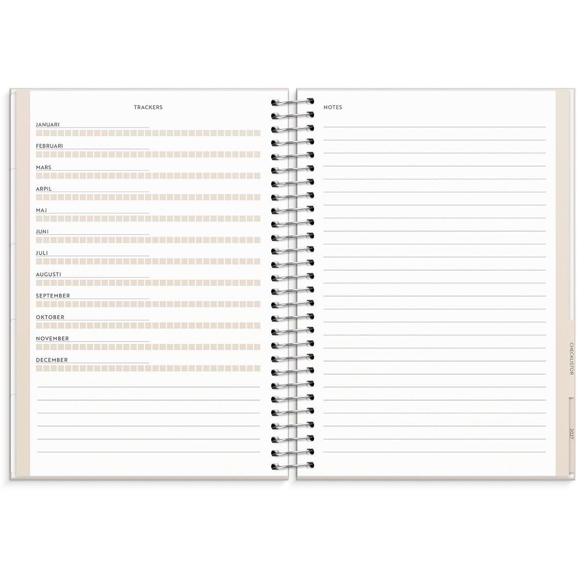 Öppnad familjealmanacka för 2026 med plats för att skriva ner viktiga datum och planer i A5-format
