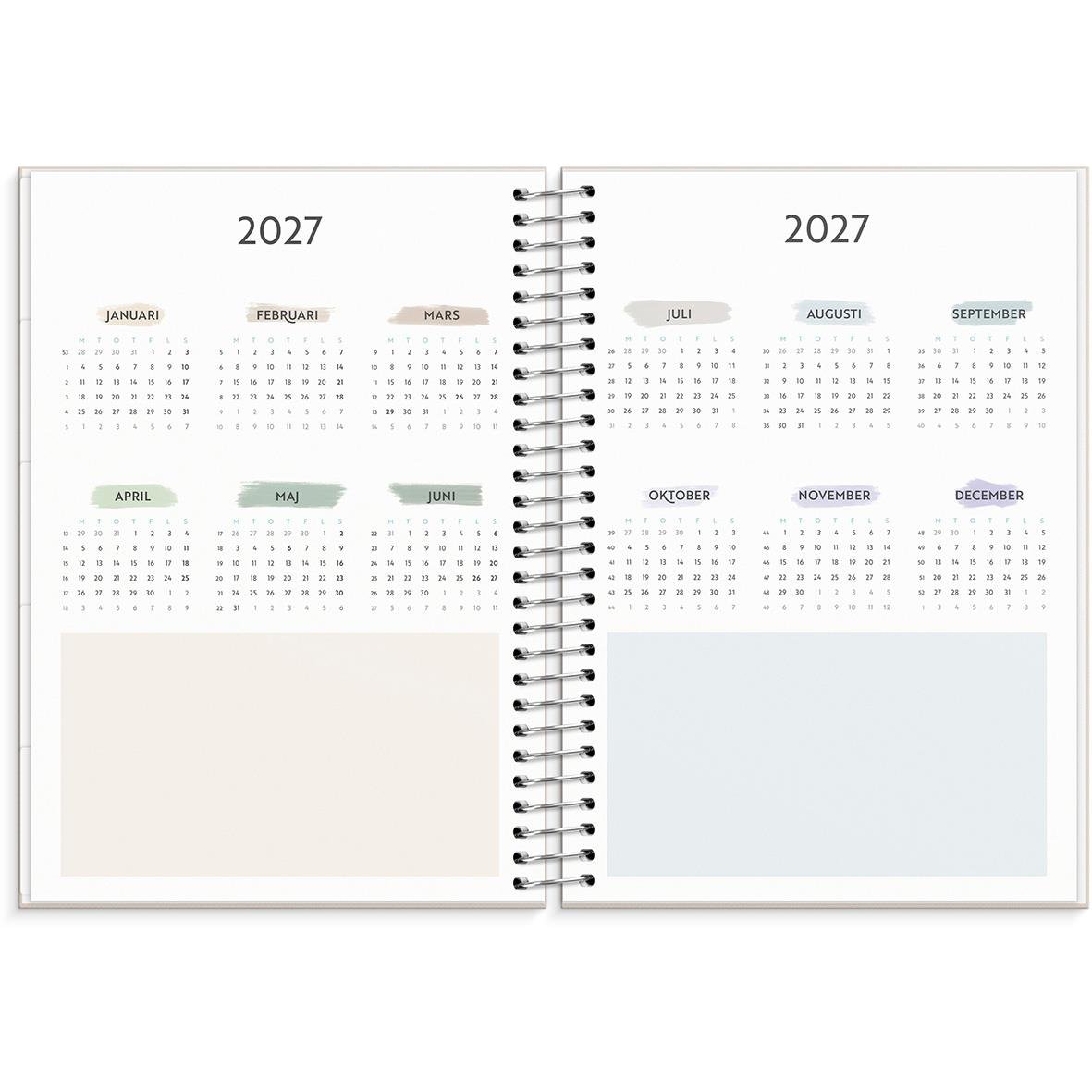 Översikt av 2027 års kalender med månader och plats för anteckningar i en familjeorganiserad almanacka