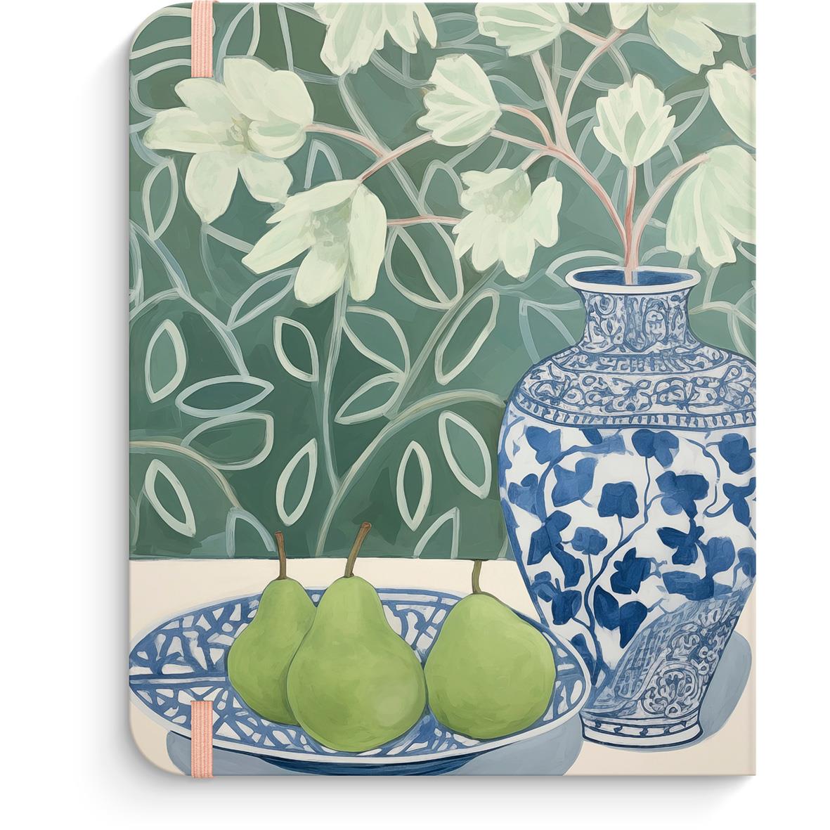 Vas med blå och vita blommor, tre gröna päron på ett fat framför en växt med stora gröna blad i bakgrunden