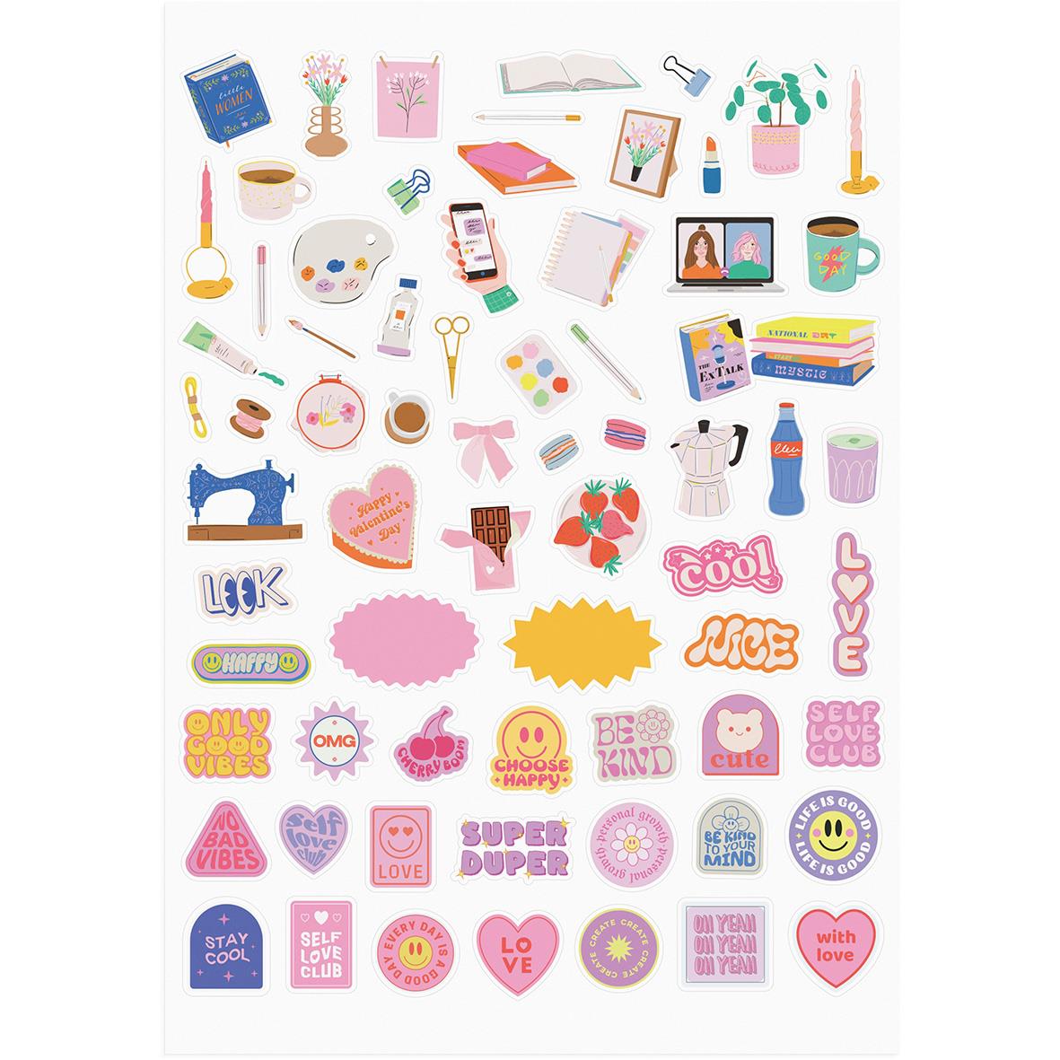 Dekorativ samling av kontors- och vardagsprylar inklusive pennor, anteckningsböcker, muggar, klistermärken och små figurer