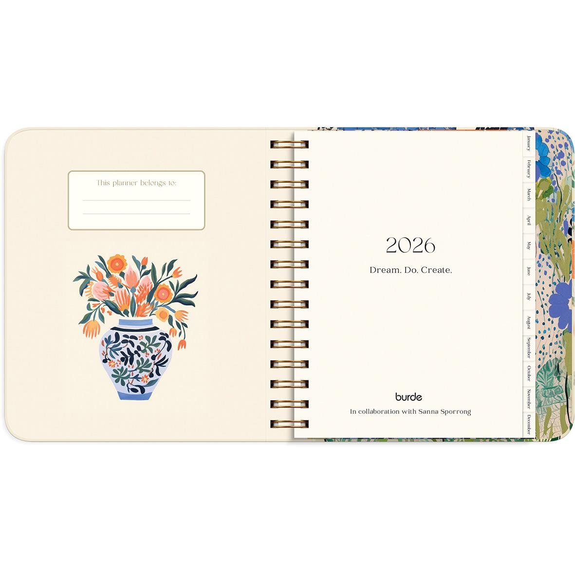 Årsalmanacka för 2026 med blommig illustration och spiralbindning