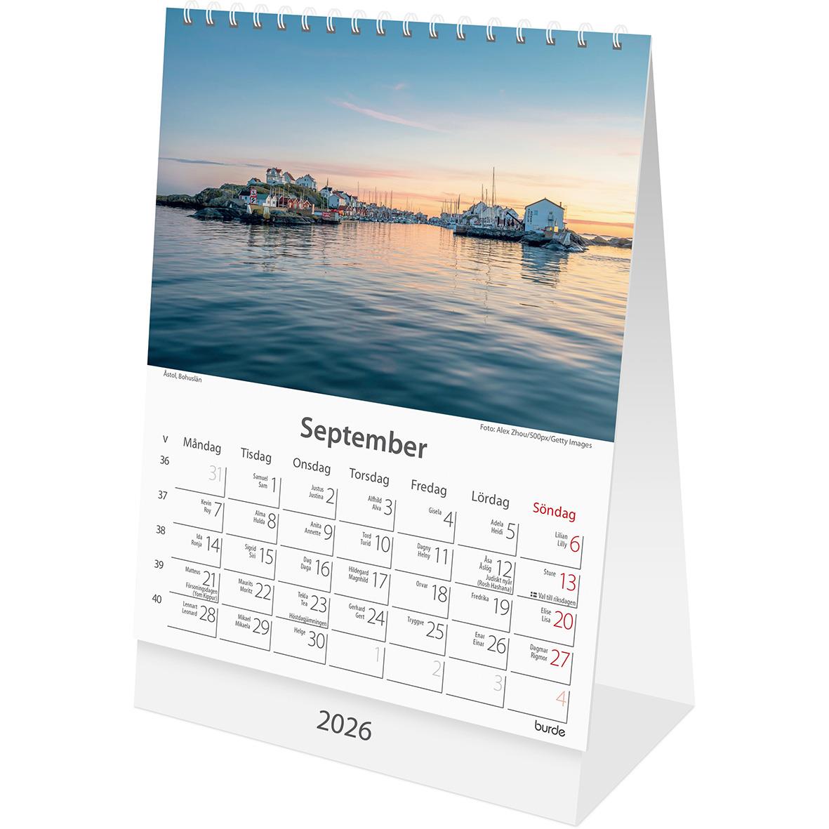 Bordskalender för 2026 med bild av en hamn vid solnedgång, visar september månad