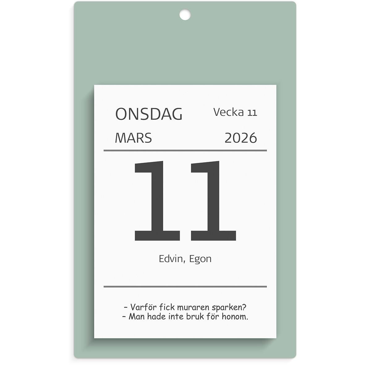 Väggkalender för mars 2026 med dagblock och humor, visar onsdag den 11:e, med namn och ett skämt.