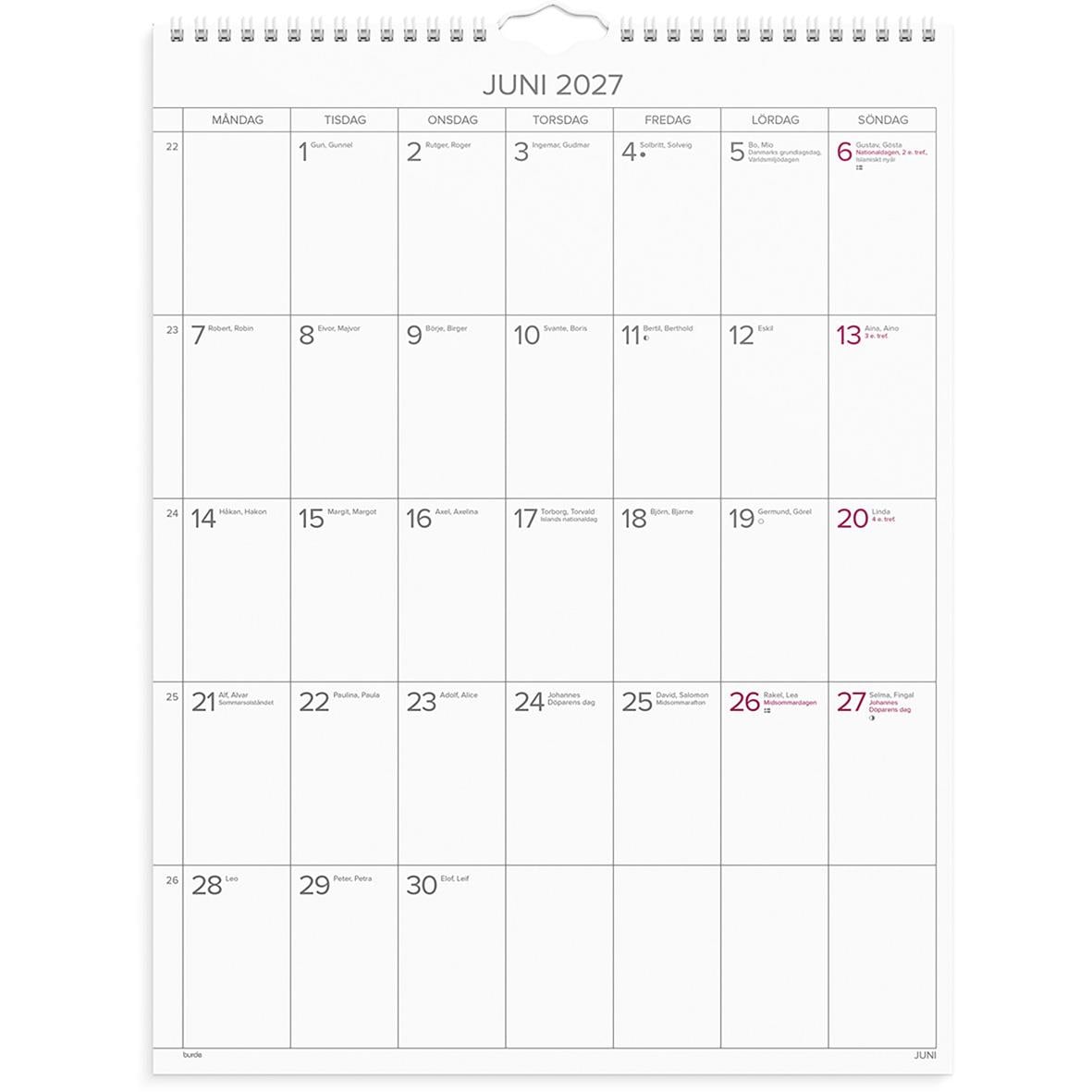 Väggkalender för augusti 2025 på vit vägg med gröna växter och skrivbord med kopp och anteckningsbok