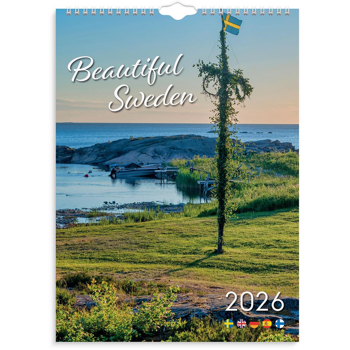 Väggkalender för 2026 med bild av svensk kust och en flaggstång