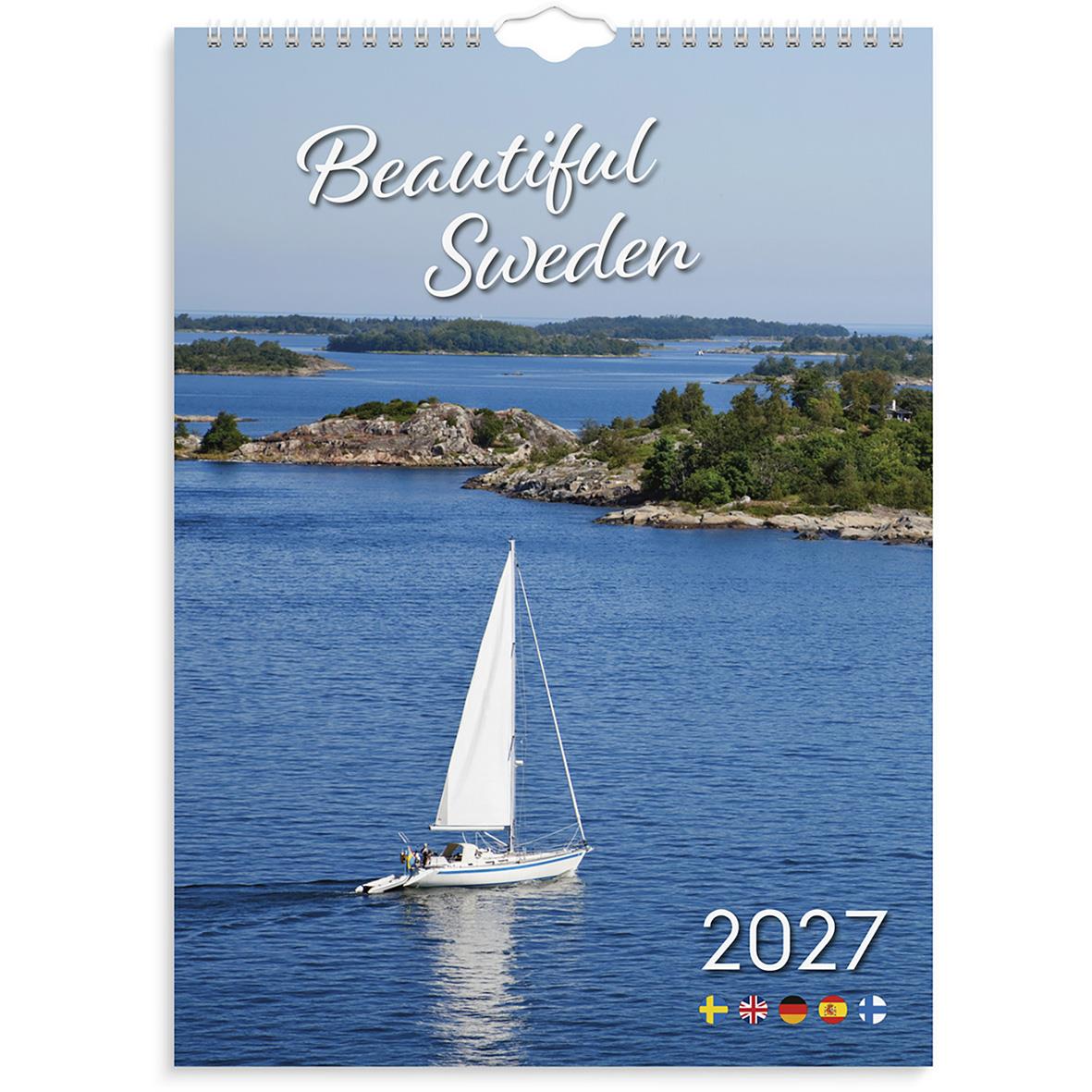 Väggkalender för 2026 med bild av svensk kust och en flaggstång