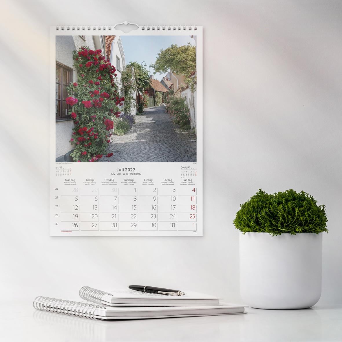 Väggkalender för september 2026 med bild av en hamn vid solnedgång i Sverige