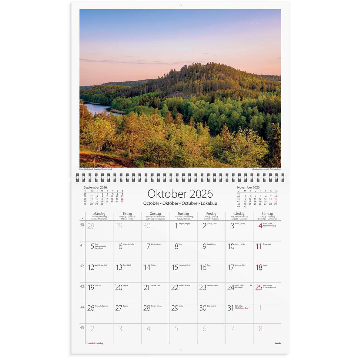 Väggkalender för oktober 2026 med landskapsbild och kuvert