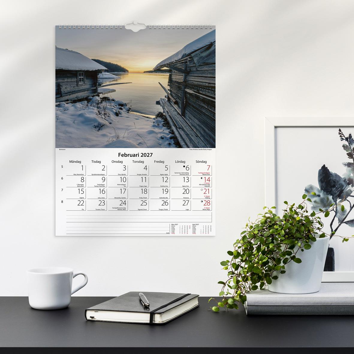 Väggkalender för januari 2026 med bild av is och solnedgång över svensk kust