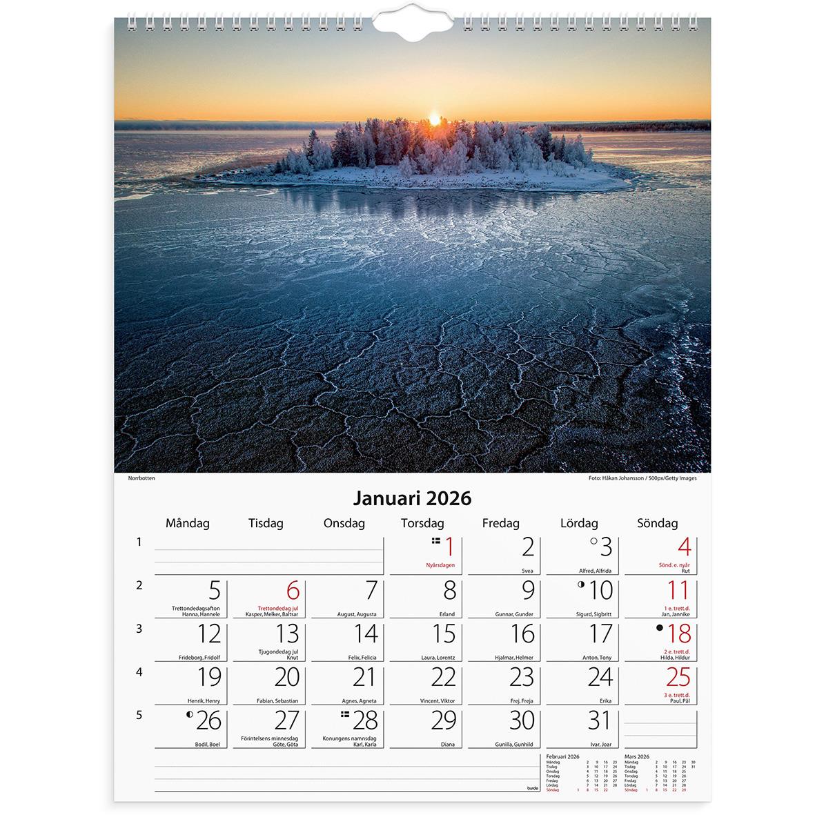 Väggkalender för januari 2026 med bild av is och solnedgång över svensk kust