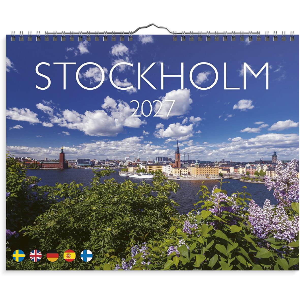 Väggkalender för Stockholm 2026 med bild av en båttur på vattnet och stadens byggnader i bakgrunden