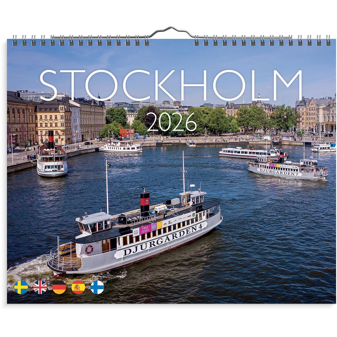 Väggkalender för Stockholm 2026 med bild av en båttur på vattnet och stadens byggnader i bakgrunden