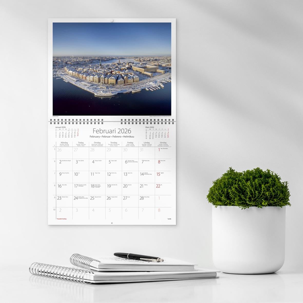 Väggkalender för februari 2026 med utsikt över Stockholm hamn och stad
