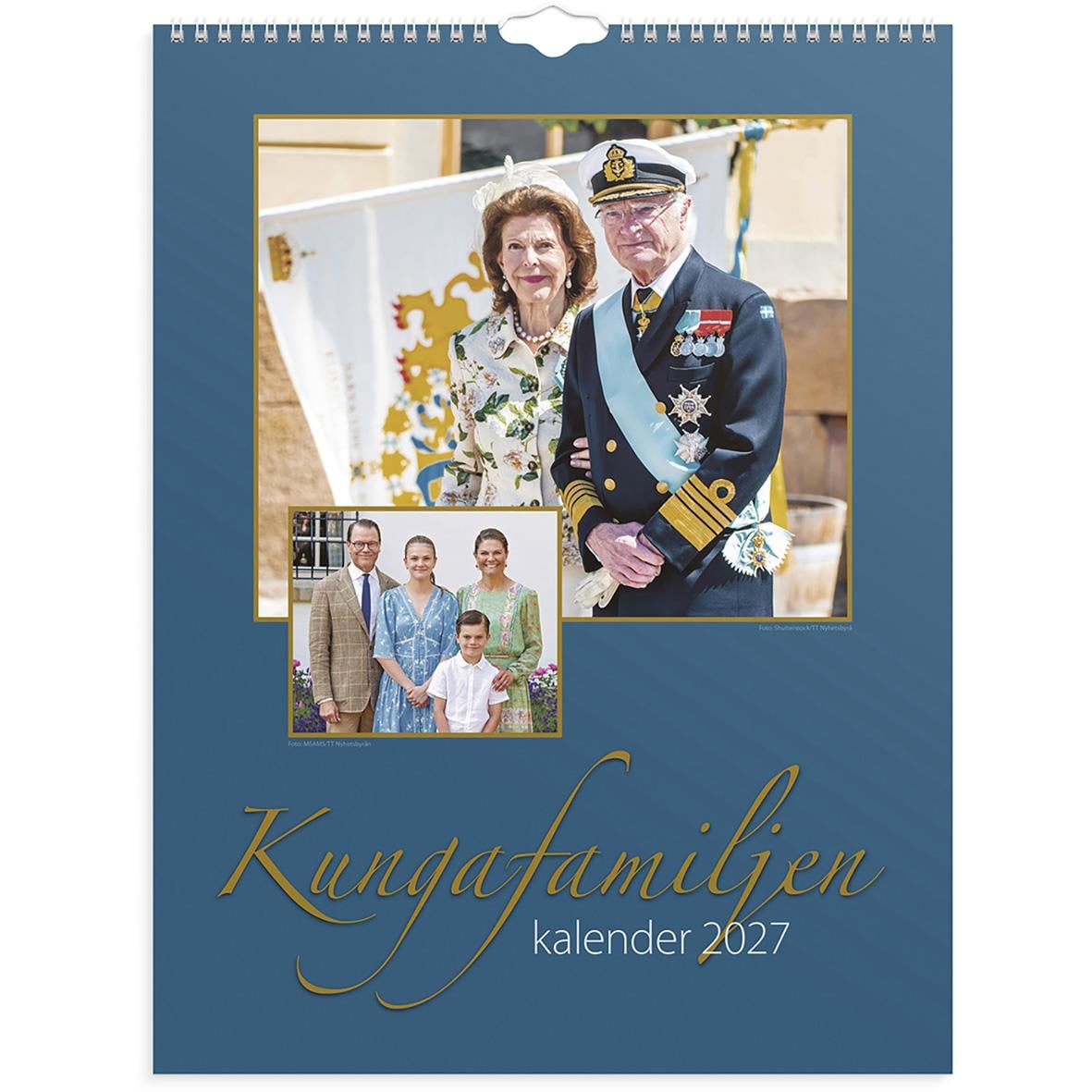 Väggkalender med kungafamiljen 2026, visar familjen utomhus och en person i uniform