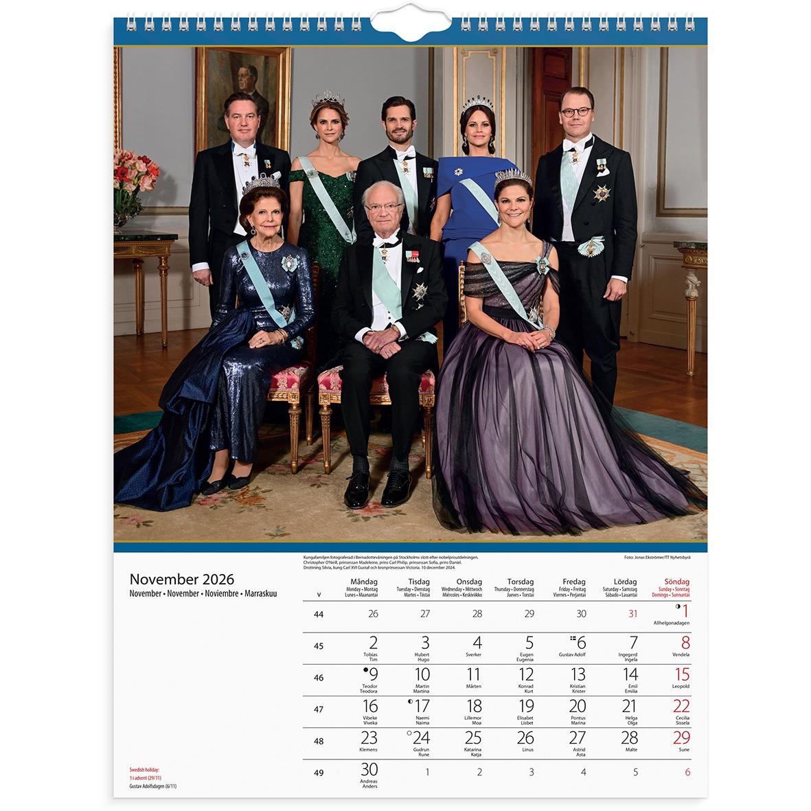 Kungafamiljen i formell klädsel i ett elegant rum för kalenderbild för november 2026