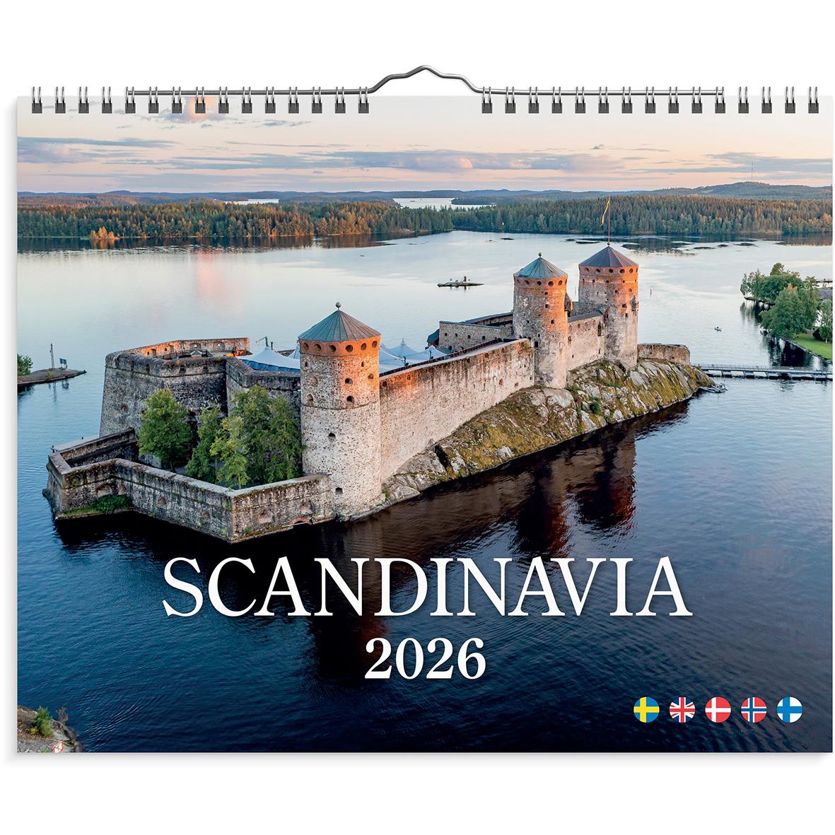 Väggkalender med bild av en medeltida borg på en ö i en sjö, text Scandinavia 2026, flaggor av Sverige, Storbritannien, Danmark, Finland