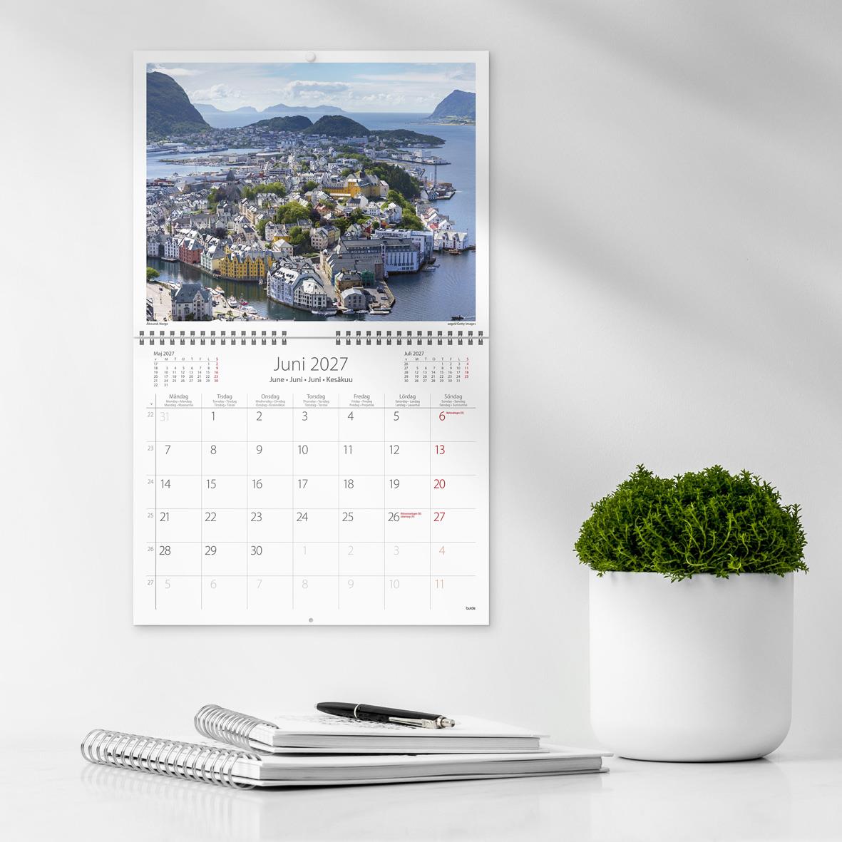 Väggkalender för mars 2026 med bild av en hamn vid solnedgång, färgglada hus och båtar