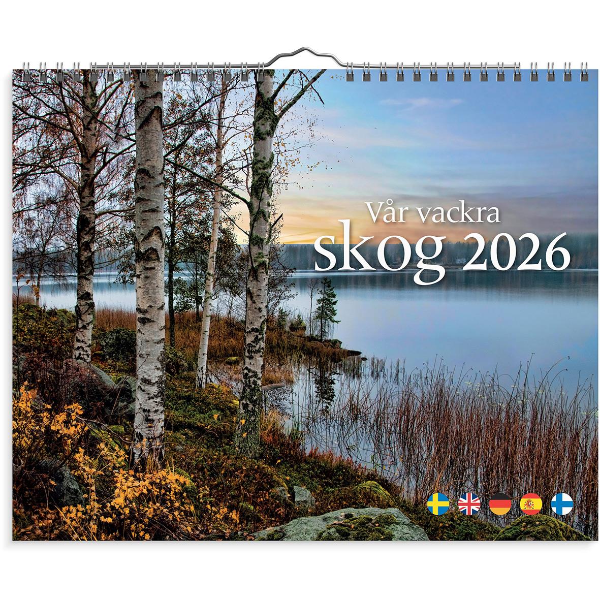 Väggkalender med bild av skog och sjö, titel Vår vackra skog 2026