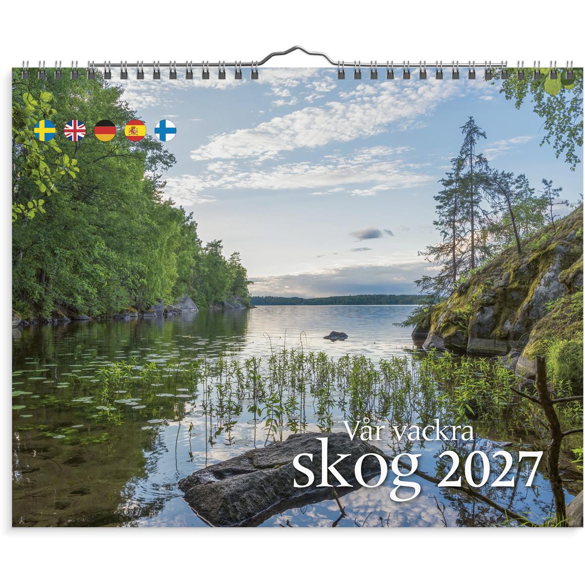Väggkalender med bild av skog och sjö, titel Vår vackra skog 2026