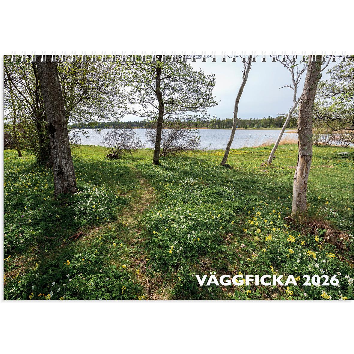 Väggkalender Burde 1720 Väggficka 2026 med utsikt över en grön trädgård vid vattnet