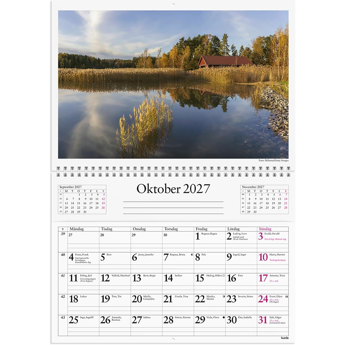 Väggkalender för juli 2024 med landskapsbild av fält, träd och himmel