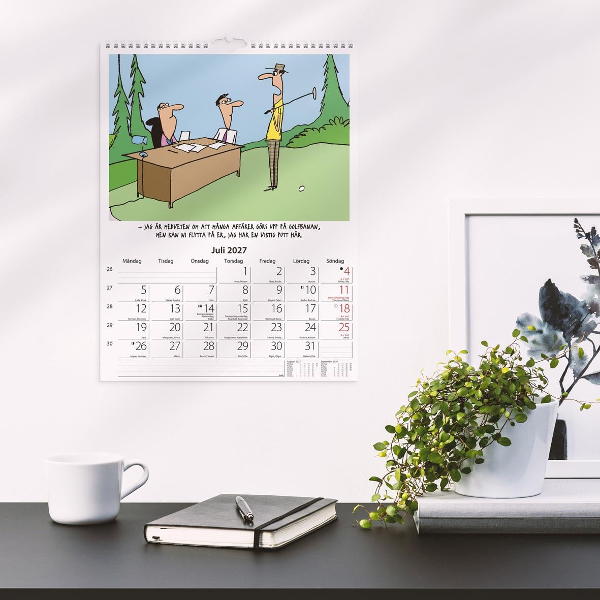 Kontorshumor med en person som sitter vid skrivbordet fullt av post-it lappar och en annan person som står bredvid, september 2026