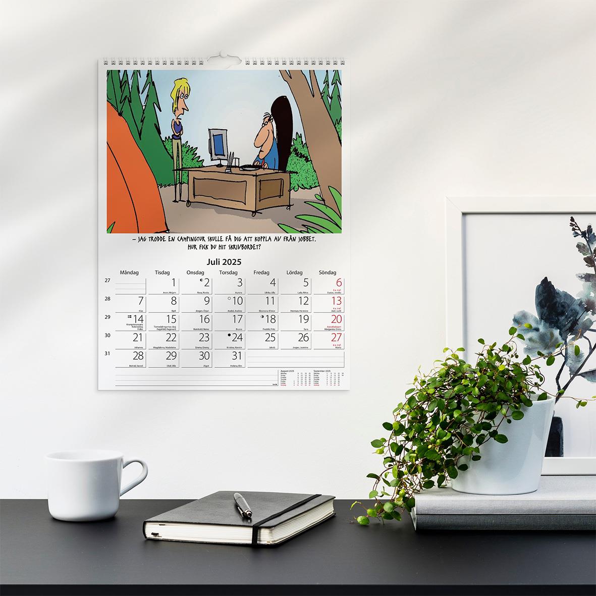 Väggkalender för 2026 med kontorshumor, visar en tecknad scen med två personer utomhus, en vid ett skrivbord