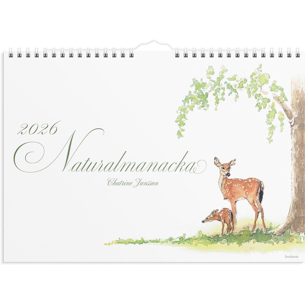 Väggkalender för 2026 med naturmotiv och älg, björn och träd på framsidan