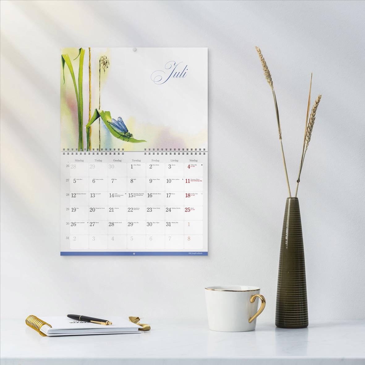 Väggkalender för februari 2026 med en tecknad kanin och månadsöversikt