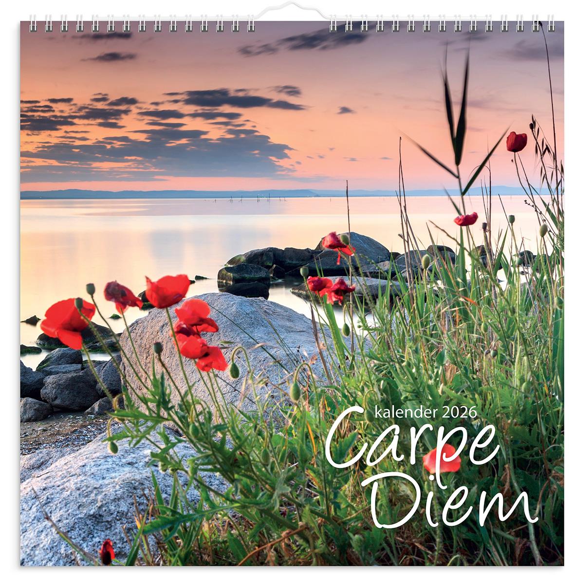 Väggkalender med havsutsikt, blommor och solnedgång, text Carpe Diem 2026