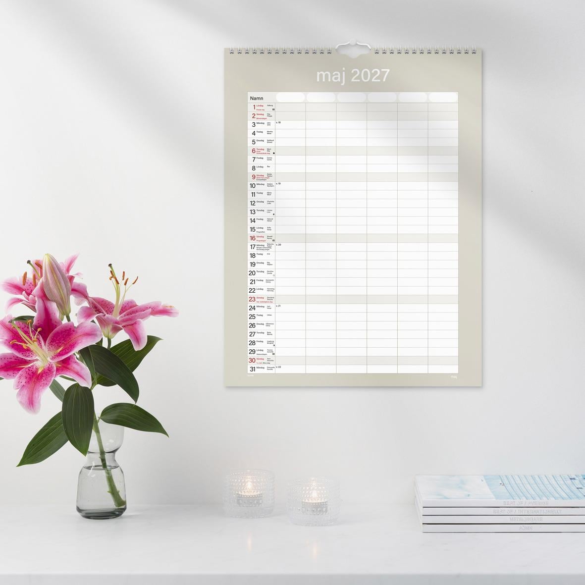 Väggkalender för maj 2026 med plats för namn och noteringar, praktisk familjekalender