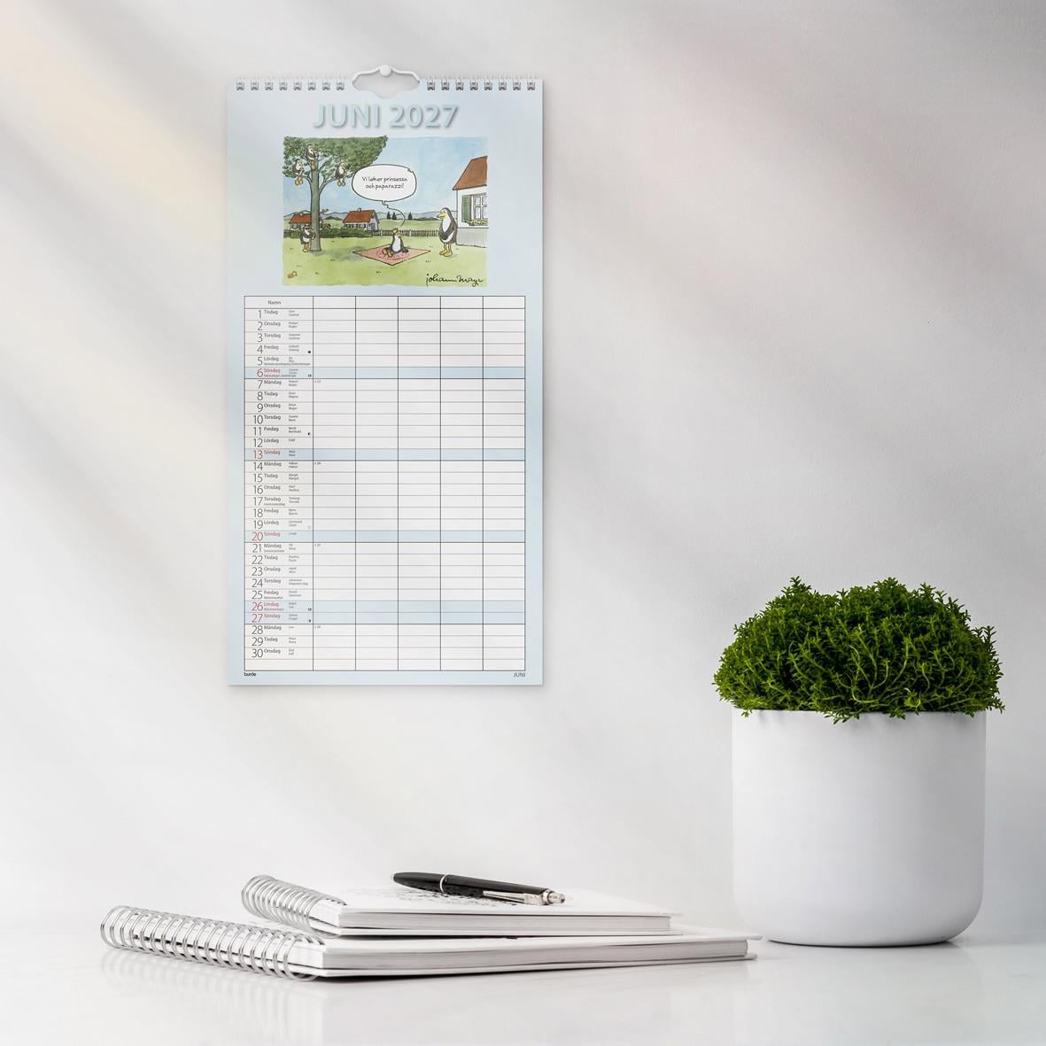Väggkalender för november 2026 med familjeinspirerad illustration och plats för anteckningar