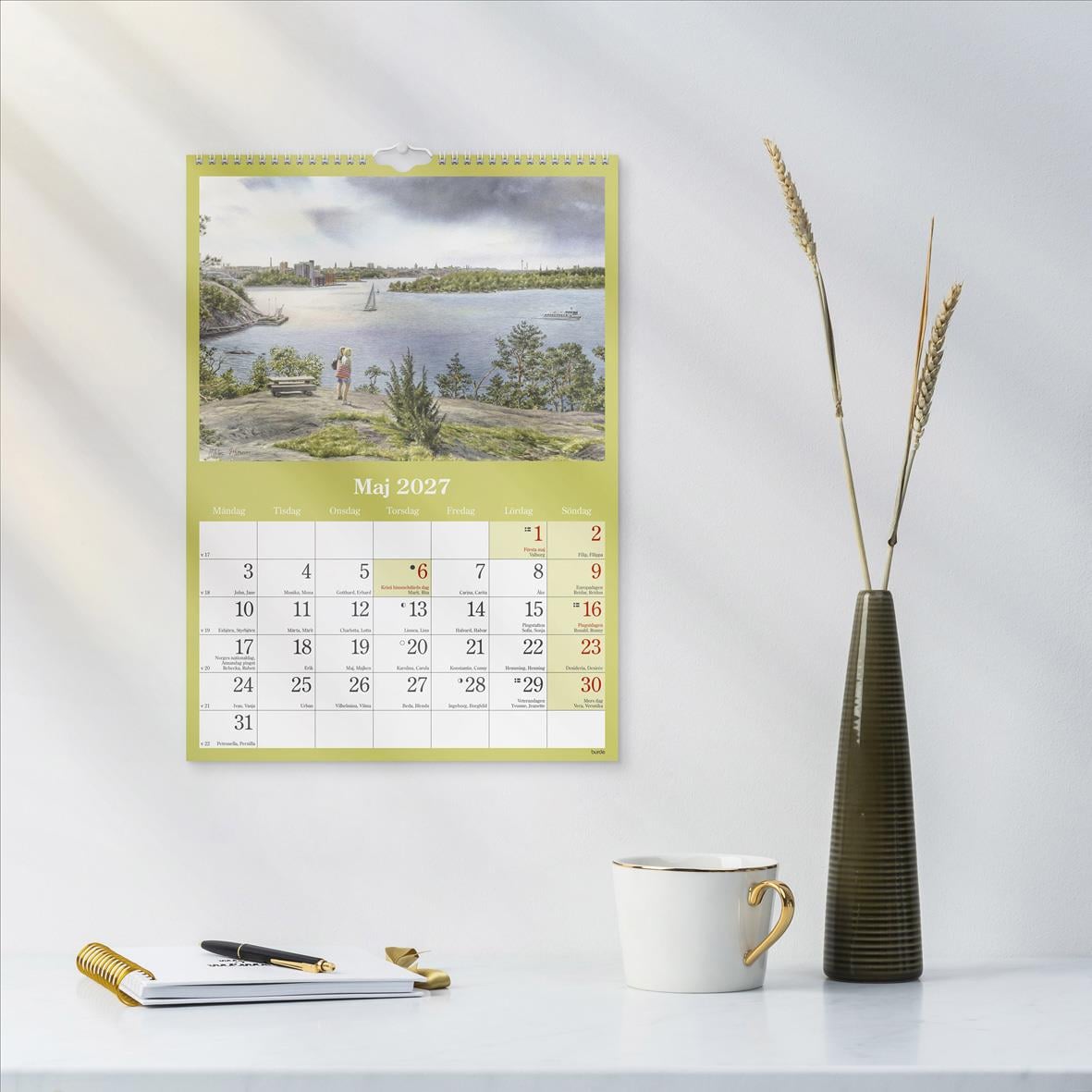 Väggkalender för oktober 2026 med höstlöv och träd i en park