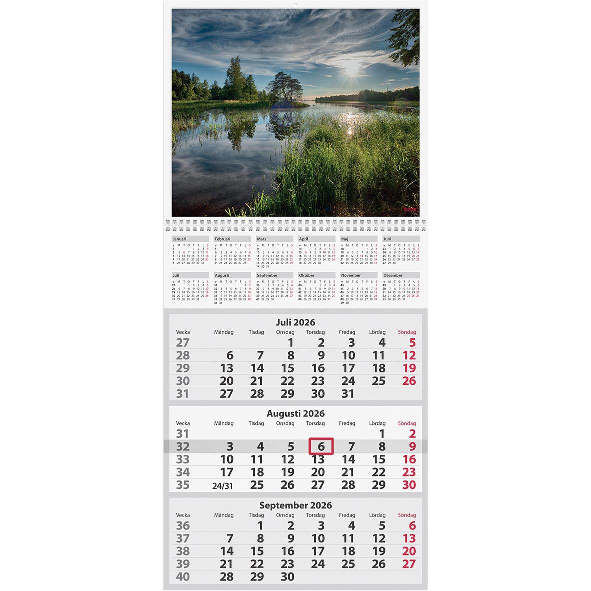 Väggkalender för 2026 med bilder av natur och vatten, visar juli, augusti och september månadsöversikter
