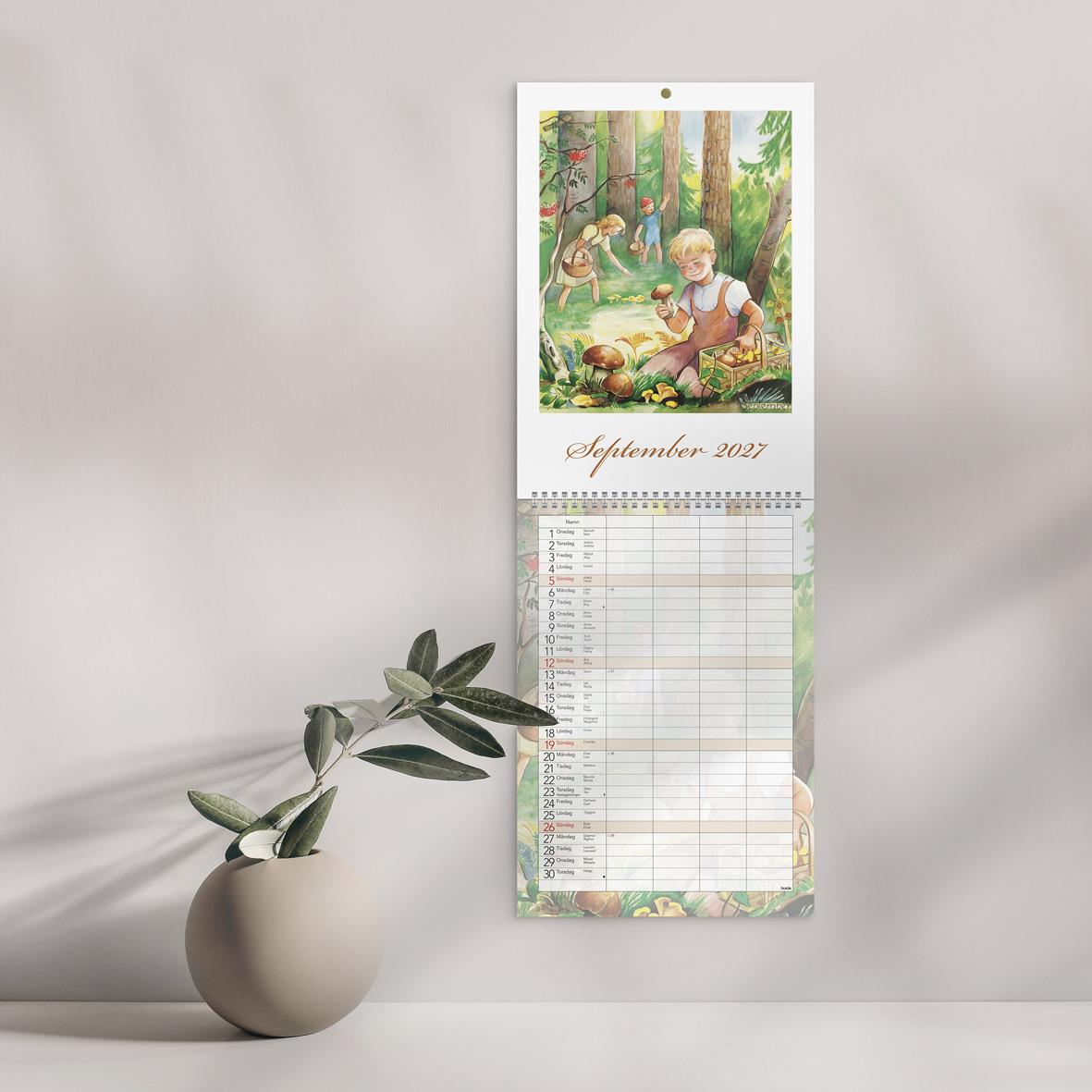 Väggkalender för familjen 2026 med illustrationer av barn och natur, designad av Kerstin Frykstrand