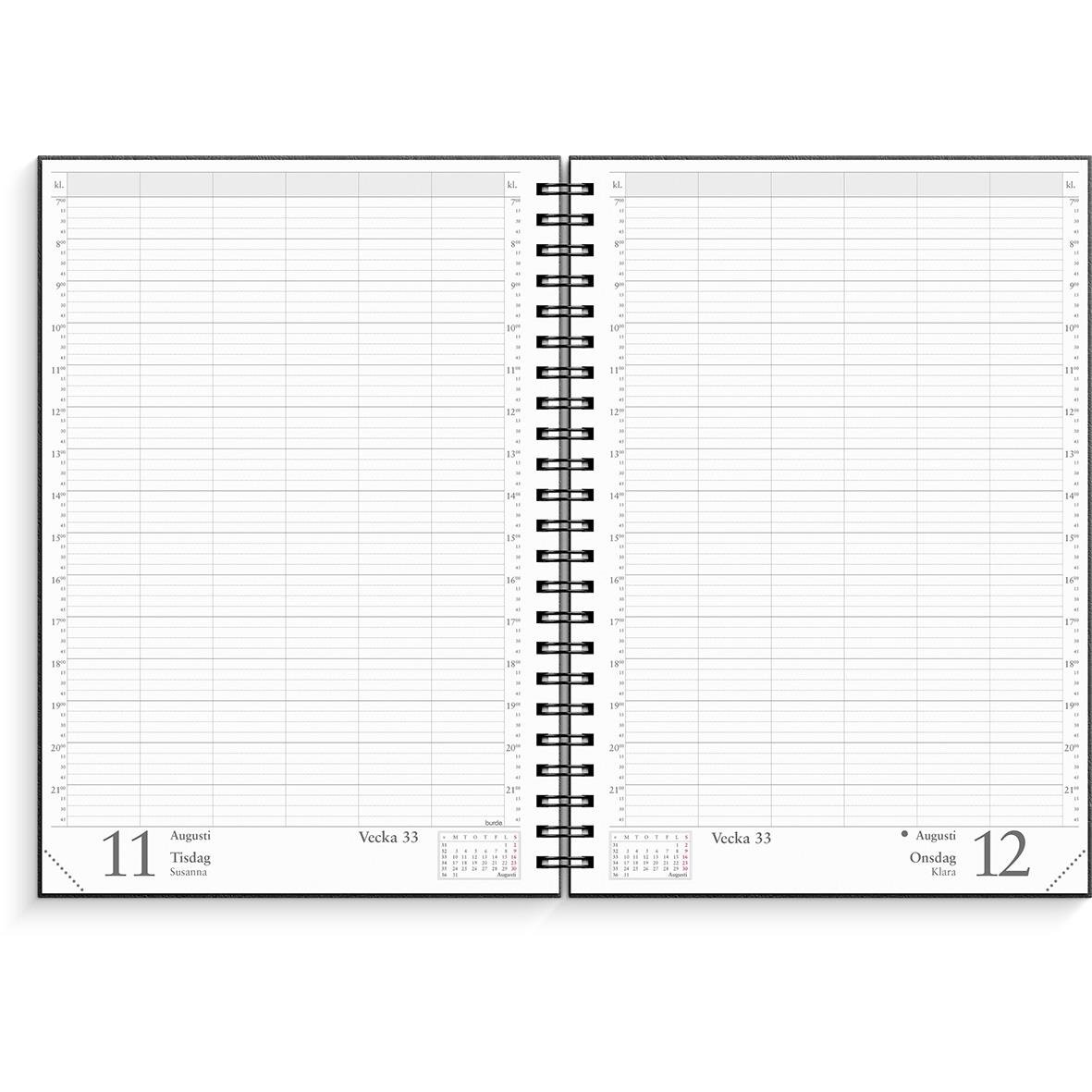 Svart plastalmanacka med bokningsjournal för 2026, veckovisa sidor för augusti, två sidor öppnade