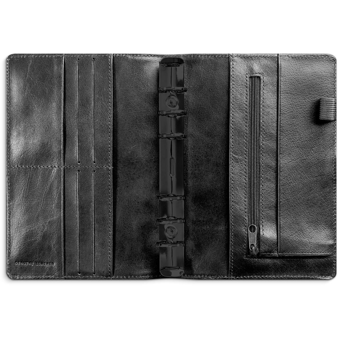 Svart systemkalender med plats för kort, ringbindning och zip-förvaring