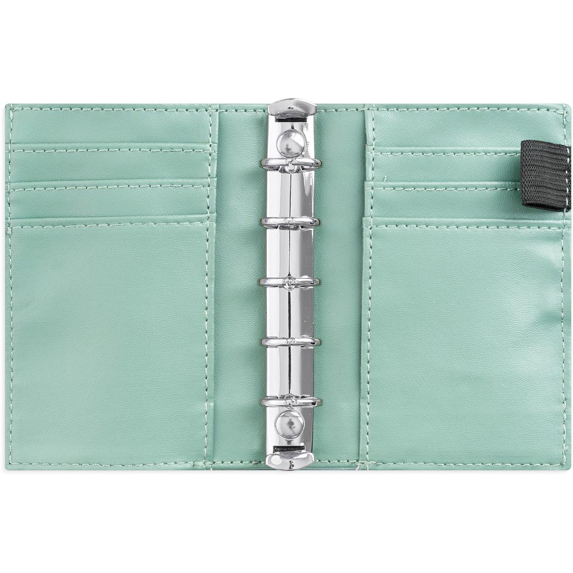 Grön mini systemkalender i konstläder med ringbind för 2024, öppnad visar fack och ringar