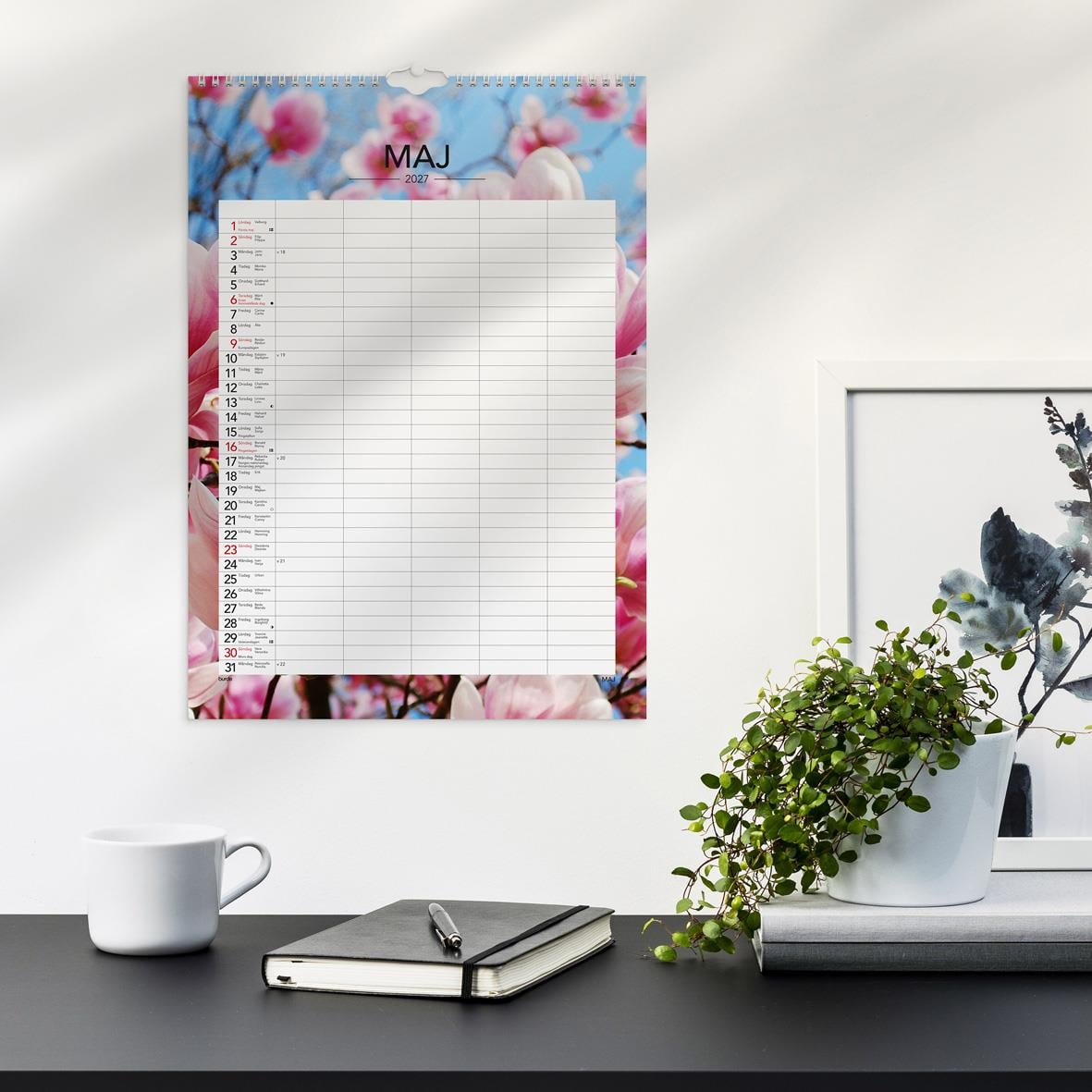 Väggkalender för maj 2026 med plats för familjeplanering och noteringar, modern design med lavendellandskap i bakgrunden