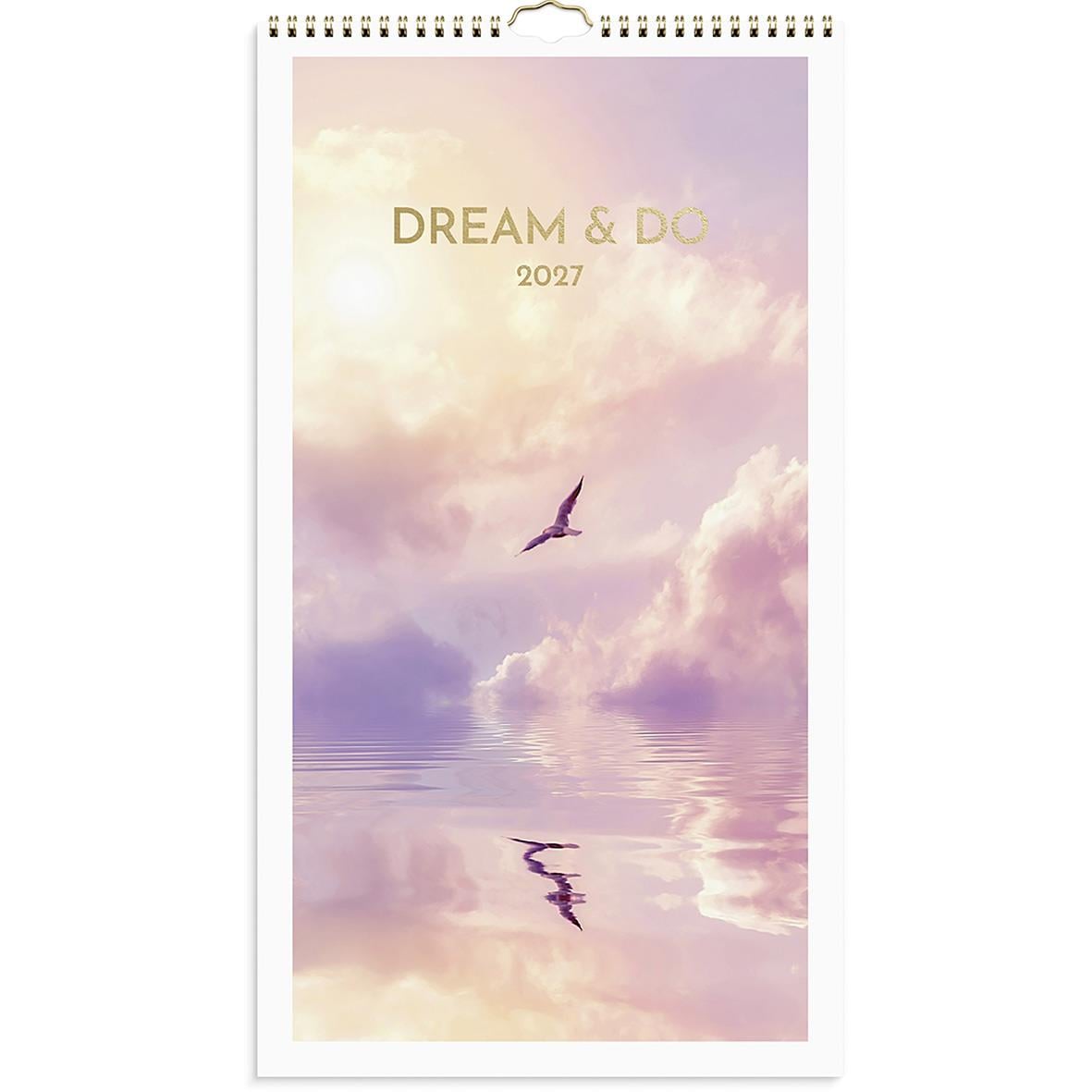 Väggkalender med en rosa lotusblomma som reflekteras i vattnet, texten Dream & Do 2026