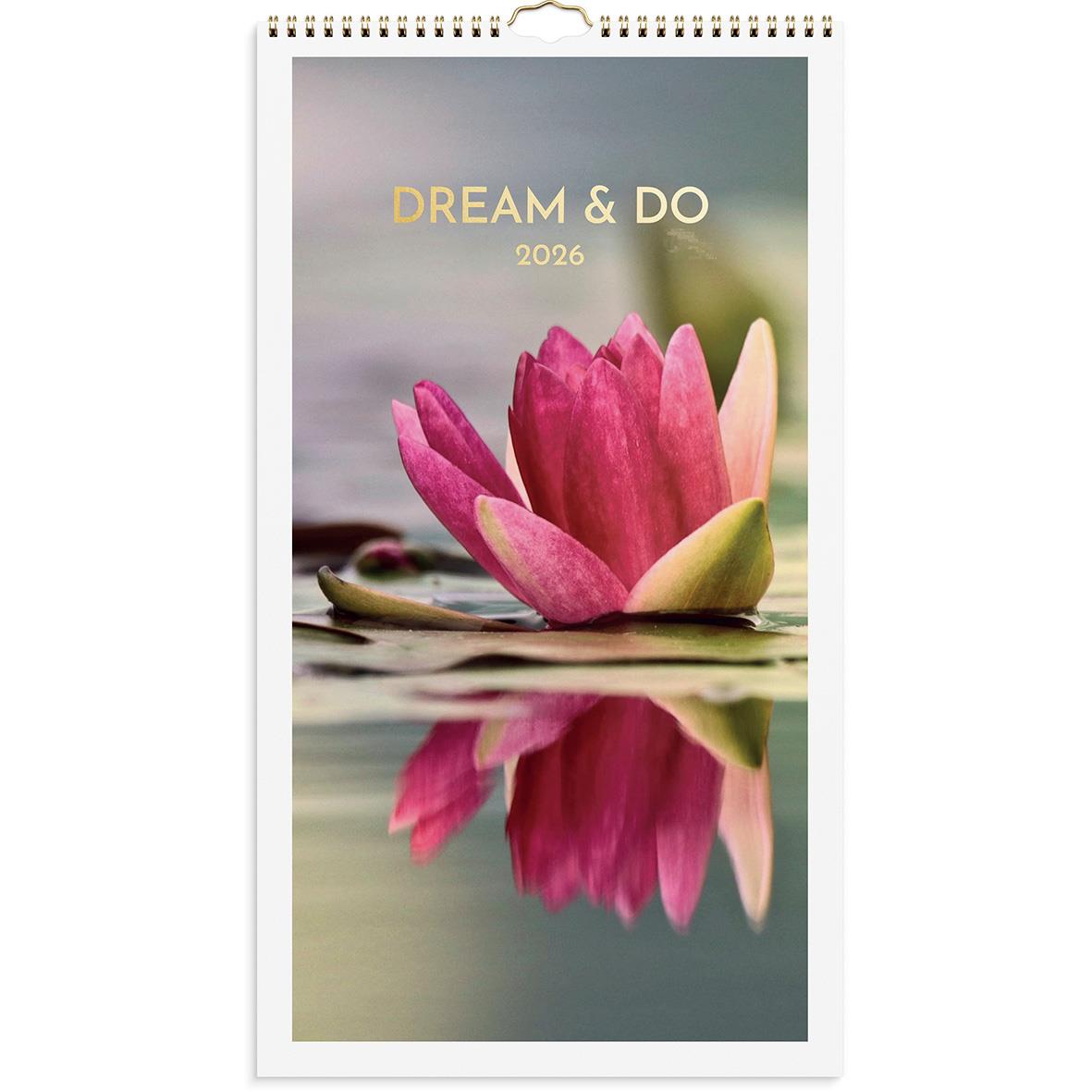 Väggkalender med en rosa lotusblomma som reflekteras i vattnet, texten Dream & Do 2026